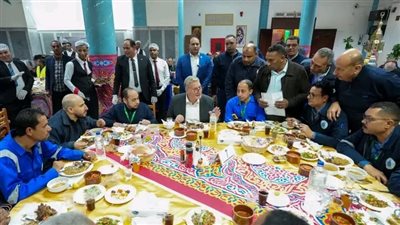 وزير البترول يشارك العاملين برأس غارب إفطار رمضان