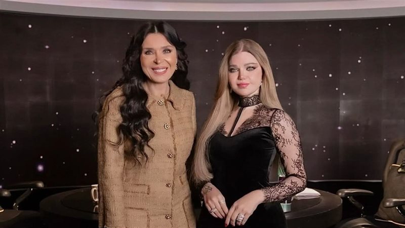 الفنانة دينا 