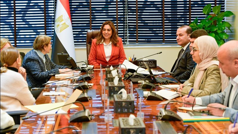 د. منال عوض تلتقي