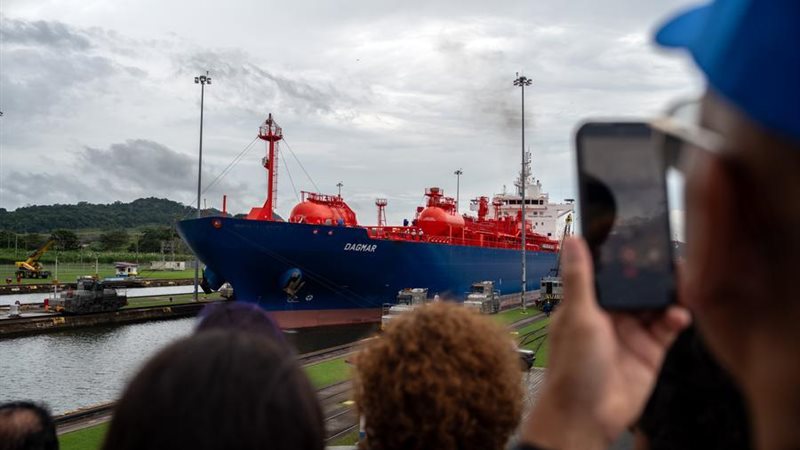 سفينة تبحر من خلال