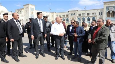 محافظ القاهرة يتفقد ميدان رمسيس ويشدد على إعادة الانضباط 