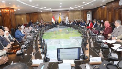 محافظ بني سويف يشهد أول اجتماع لمجلس الجامعة