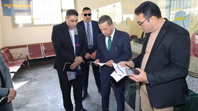 محافظ المنوفية يستدعي رئيس حي غرب ويحيل 26 موظفًا للتحقيق 