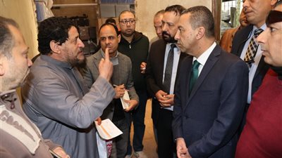 محافظ المنوفية يعنف أفراد الأمن بالتأمين الصحي ويبدي استياءه من سوء الخدمة المقدمة للمواطنين