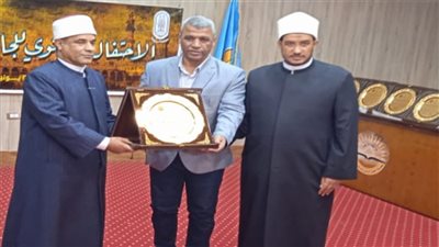 رئيس مركز ومدينة شبين الكوم يتسلم درع الأزهر نائبا عن محافظ المنوفية 