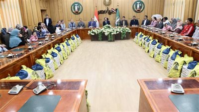 محافظ المنوفية يسلم مساعدات لـ35 حالة إنسانية.. ويؤكد لهم: مكتبي مفتوح دائمًا وتحت أمركم في أي وقت