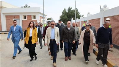 محافظ الجيزة يجري تجارب التشغيل الأولية بمحطة رفع الصرف الصحي بقرية دهشور