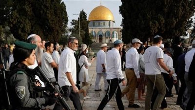 مستوطنون يقتحمون الأقصى بحماية الاحتلال ويؤدون طقوسًا استفزازية
