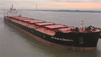 ميناء شرق بورسعيد يستقبل سفينة عملاقة محمّلة بـ165 ألف طن خام حديد