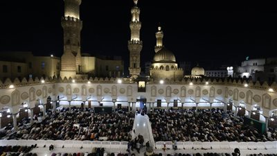 «بيت الزكاة والصدقات» ينتهي من توزيع نحو 70 ألف وجبة على رواد الجامع الأزهر