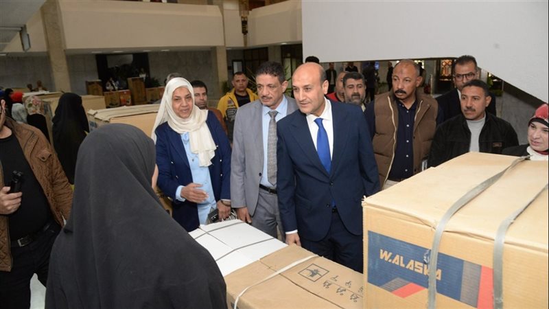 جانب من توزيع الأجهزة