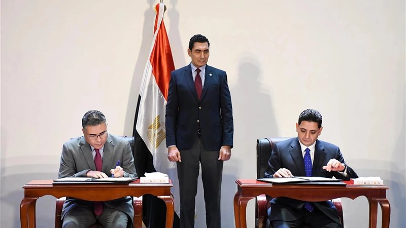 أثناء التوقيع 