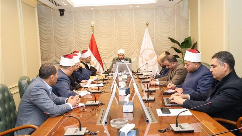 وزير الأوقاف في اجتماع
