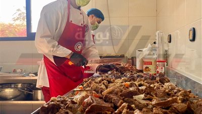 داخل مطبخ «زاد العزة الرمضاني».. أيادٍ مصرية تُفطر الصائمين في غزة