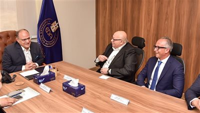 رئيس هيئة الدواء يجتمع بشركة وطنية لتعزيز التصدير الدوائي