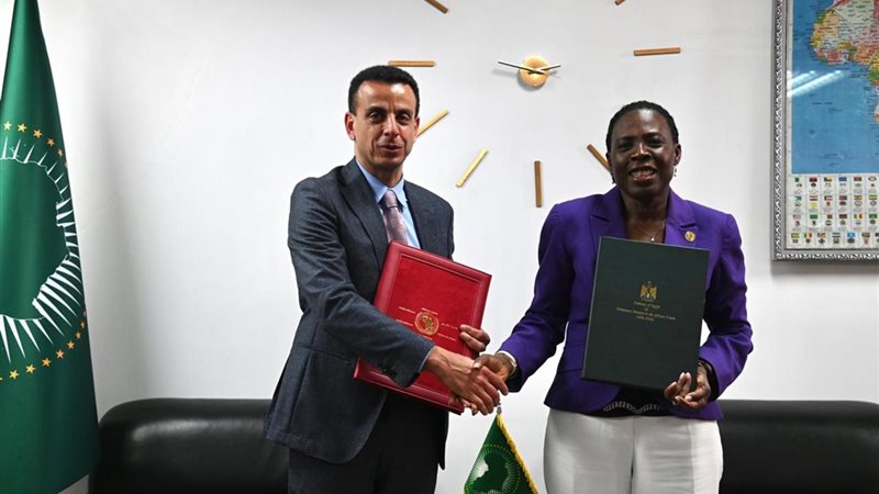 من حفل التوقيع