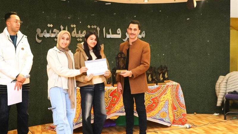 تكريم المشاركين في المعرض 