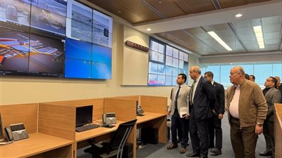 وزير الطيران يتابع من غرفة الطوارئ تطورات الأوضاع بالمطارات المصرية 