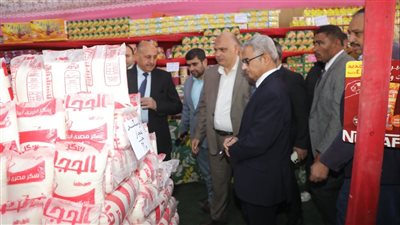  محافظ بني سويف يتفقد معرض 