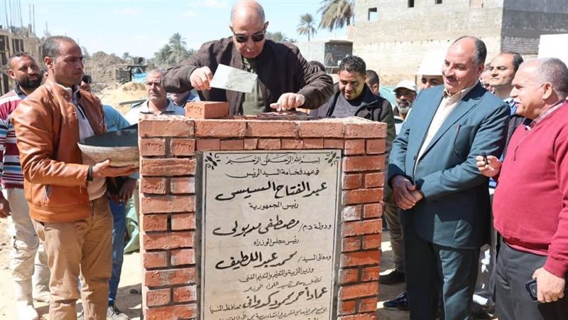 محافظ المنيا يضع