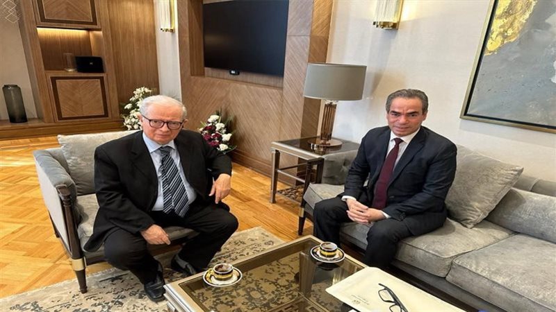 الكاتب والإعلامي