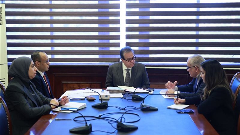 اجتماع وزير الصحة