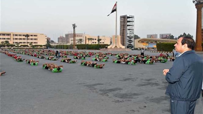 السيسي يفاجئ طلبة