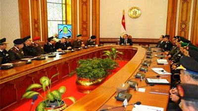 الرئيس يعقد اجتماعاً مع عدد من قيادات المجلس الأعلى للقوات المسلحة والمجلس الأعلى للشرطة‎