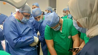 لأول مرة بإقليم القناة نجاح جراحة زرع جهاز التحفيز العميق للمخ لمريض بالإسماعيلية