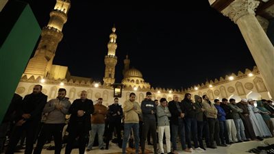 آلاف المصلين يؤدون صلاتي العشاء والتراويح في الليلة الثانية عشرة من رمضان بالجامع الأزهر