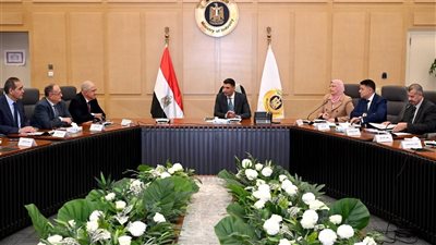 وزير الصناعة يعقد أول اجتماع مع اتحاد الصناعات والغرف الصناعية