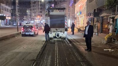 محافظ الغربية يتابع إزالة الطبقة المتهالكة تمهيدًا لرصف شارع مصنع الكاوتش بطنطا