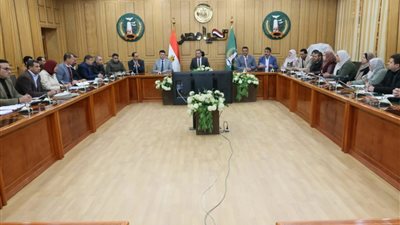 محافظ المنوفية يجتمع برؤساء الوحدات المحلية ويشدد على مضاعفة جهود النظافة وإزالة الإشغالات