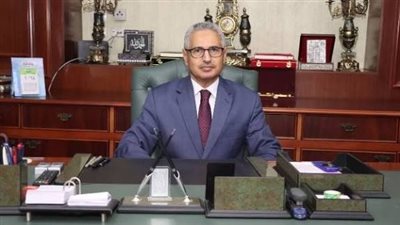 محافظ بني سويف يناقش الموقف التنفيذي لمشروعات الطرق والكباري