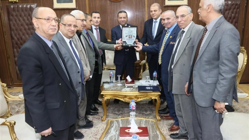 محافظ المنوفية مع