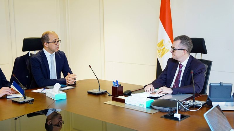 وزير التخطيط مع المدير