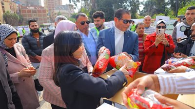 صناع الخير تنظم اصطفافًا لآلاف الكراتين الغذائية لدعم الأسر الأولى بالرعاية بالبحيرة 