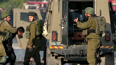 الاحتلال الإسرائيلي يعتقل 28 فلسطينيًا من مدن الضفة الغربية