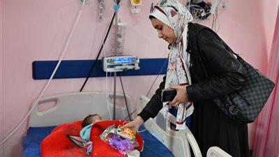 طلاب جامعة سوهاج الأهلية يرسمون البسمة على وجوه الأطفال بمستشفى الطوارئ في مبادرة إنسانية