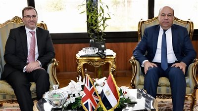 وزير الطيران يستقبل السفير البريطاني بالقاهرة