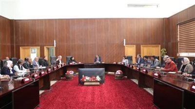 محافظ البحر الأحمر ونائبة وزيرة التضامن الاجتماعي يبحثان تعزيز سبل التعاون المشترك 