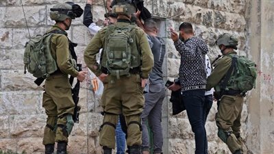 الاحتلال يعتقل أربعة مواطنين فى الخليل 