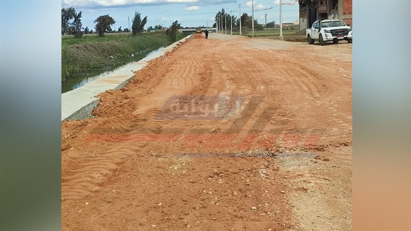 أعمال الرصف بطريق