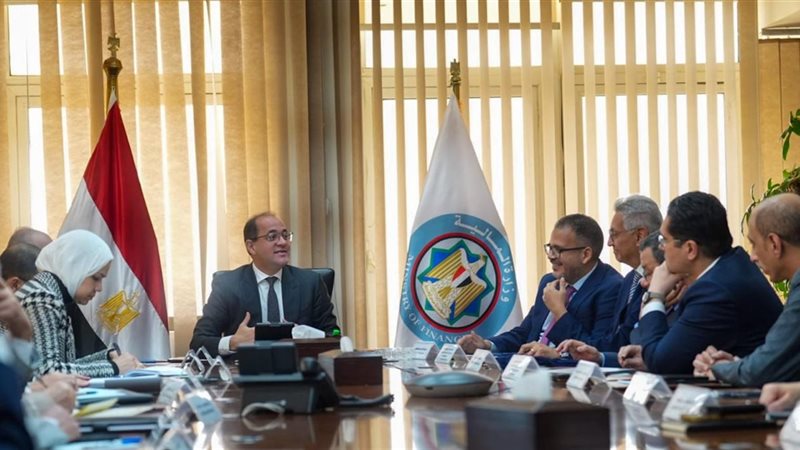 وزير المالية خلال