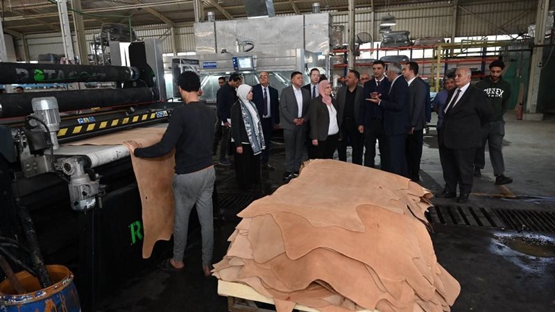 وزير الصناعة يزور