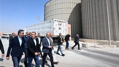 رئيس الوزراء يتفقد صومعة عتاقة بالسويس للاطمئنان على كفاءة منظومة تخزين القمح