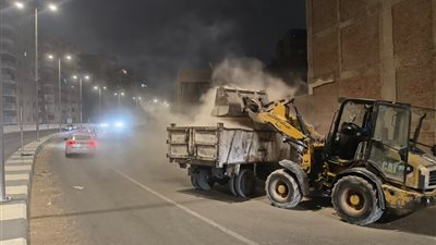 الجيزة ترفع ١٩٠٠ طن مخلفات من نفق المنشية بالهرم 