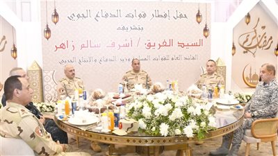 وزير الدفاع يلتقى مقاتلى قوات الدفاع الجوى ويشاركهم الإفطار 