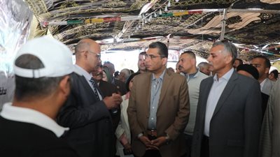 محافظ البحر الأحمر يتفقد معرض 