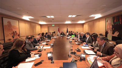 وزير السياحة والآثار يترأس اجتماع المجلس الأعلى للآثار